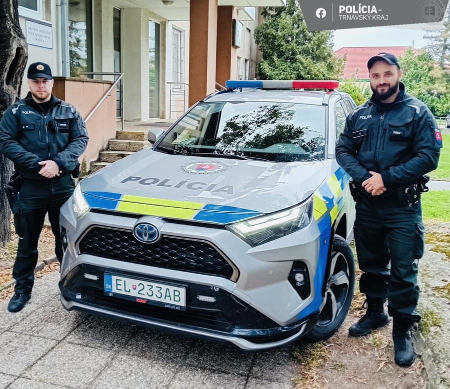 Policajti pomohli zranenej seniorke, ktorú strážil psík.