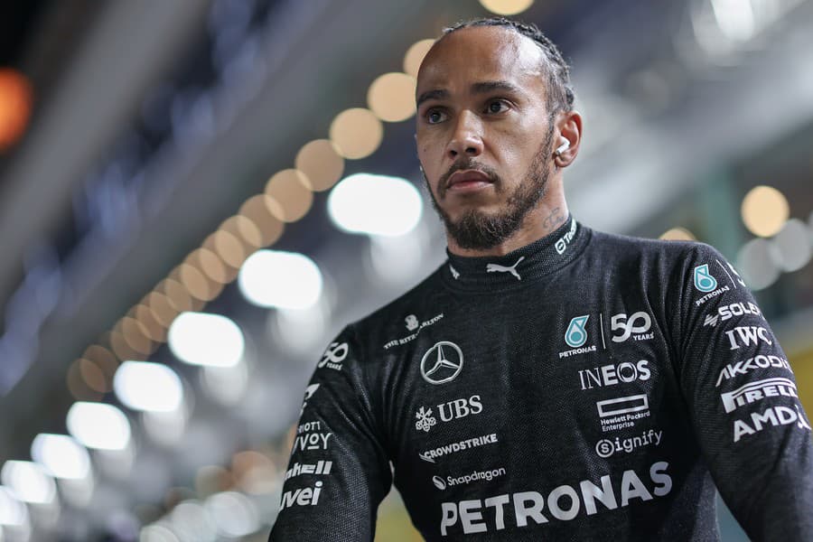 Lewis Hamilton zmazal príspevok