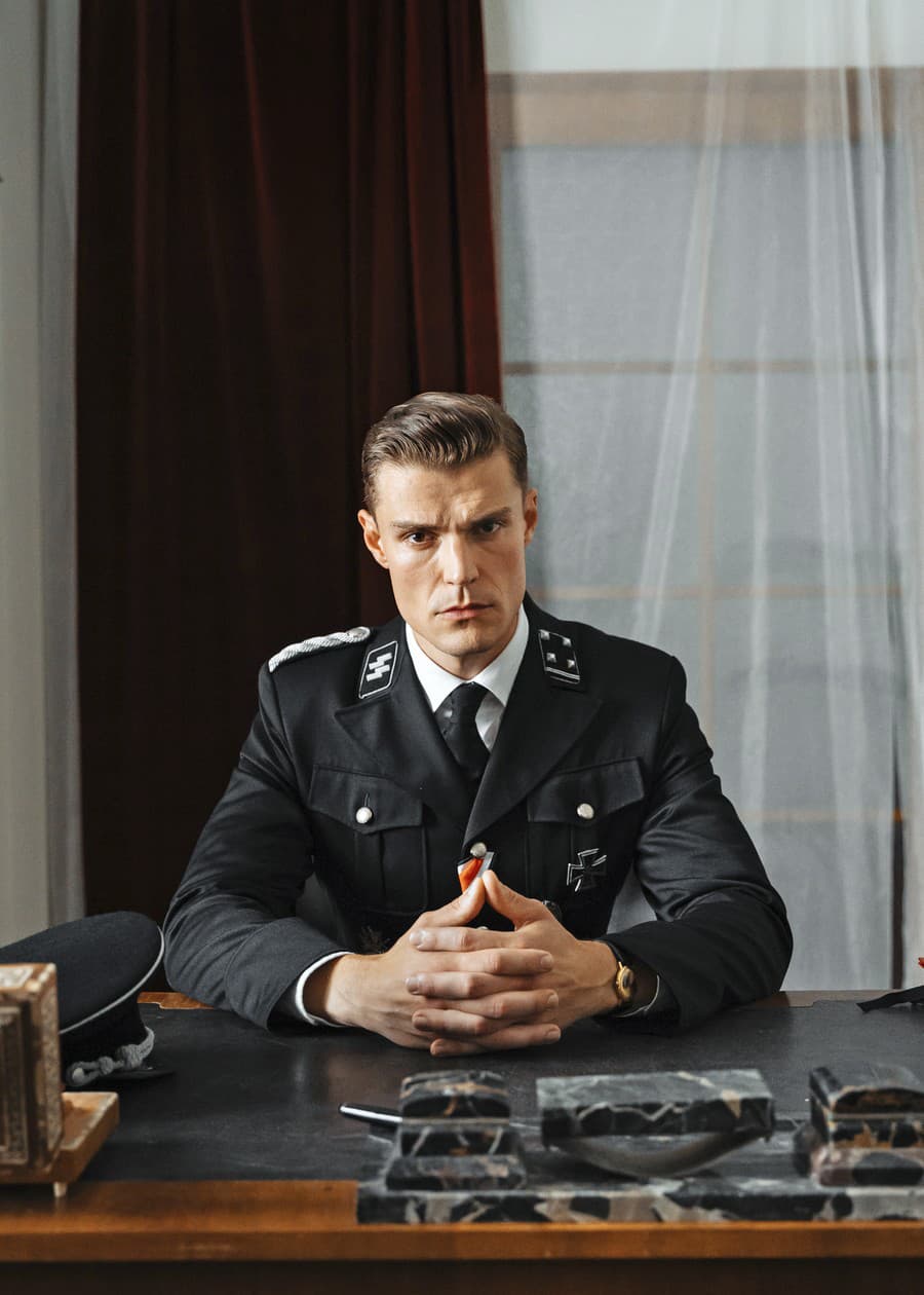Ján Bakala vystupuje v seriáli Dunaj, k vašim službám ako autoritatívny nacista Horst Grabe.