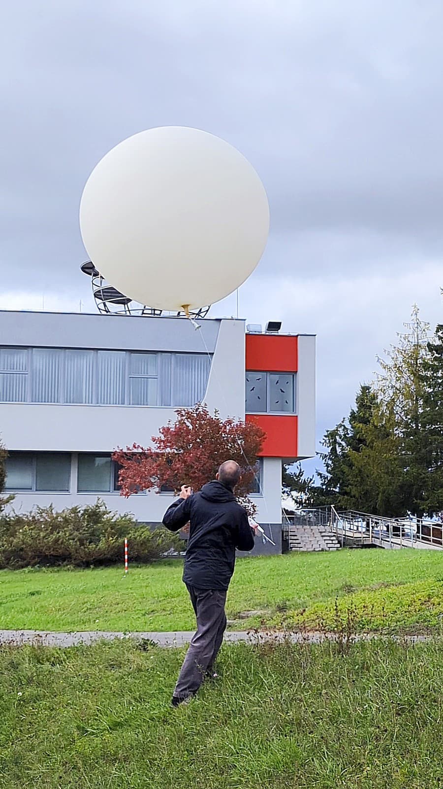 Marián Lukačko ukazuje zvyšky meteobalóna.
