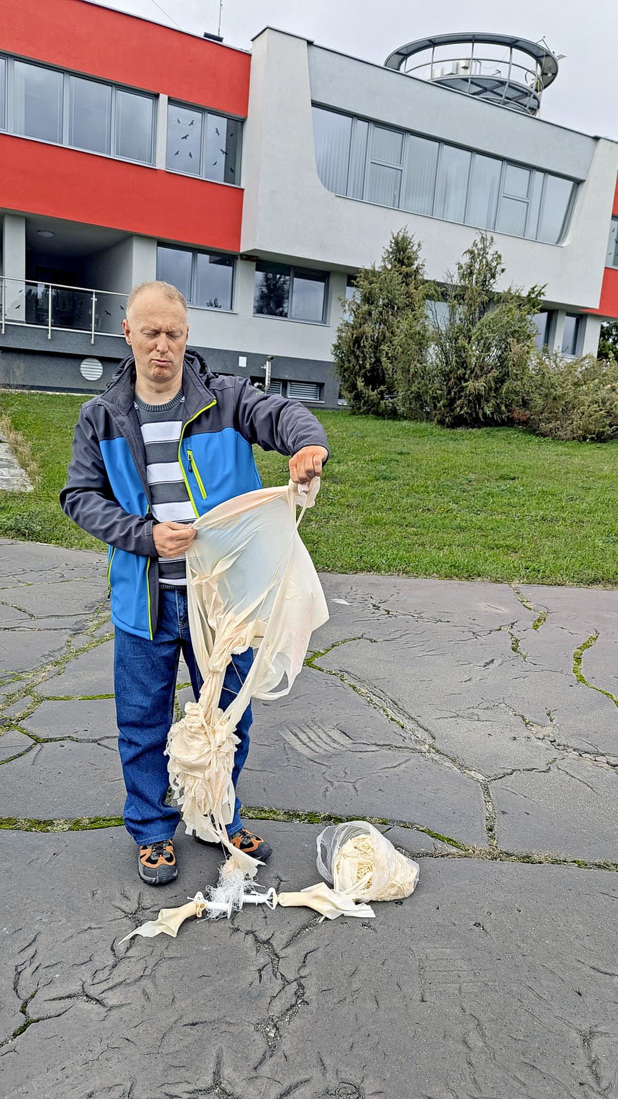 Marián Lukačko ukazuje zvyšky meteobalóna.