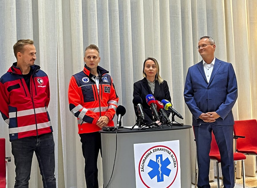 (Zľava) Ivan Majling Slovenská spoločnosť urgentnej medicíny a medicíny katastrof, Matej Polák prezident Asociácie záchrannej zdravotnej služby, Zuzana Pukancová podpredsedníčka Základnej odborovej organizácie ZZS v Bratislave, Richard Hainc zdravotnícky záchranár.