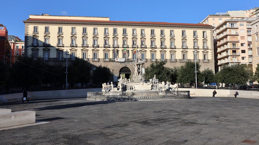 Piazza Municipio je jedno