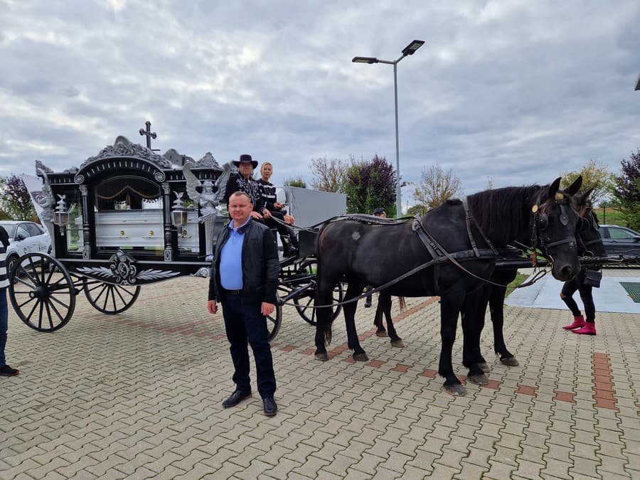 Pohrebný koč pochádza z roku 1925.