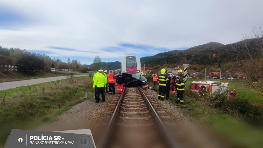 Spolujazdec bol so zraneniami z miesta nehody prevezený leteckou záchrannou službou do nemocnice.