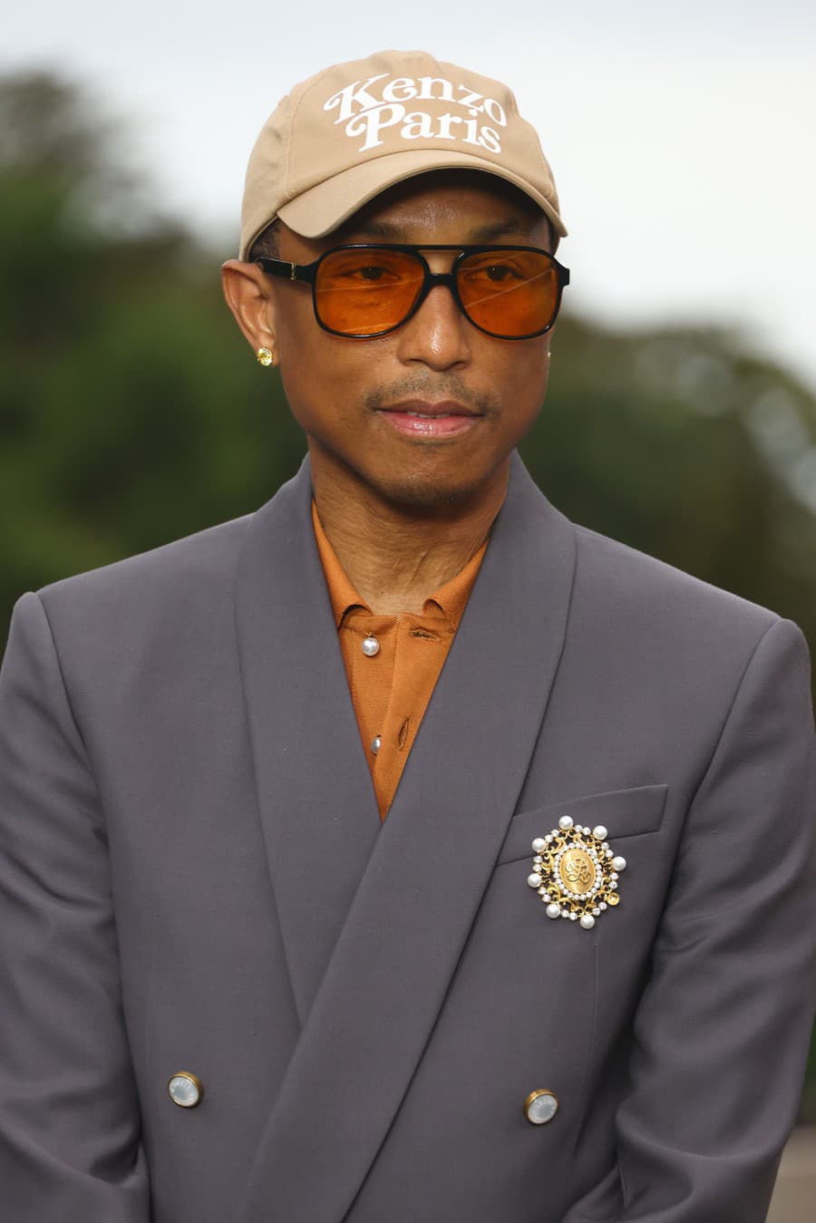 Pharrell Williams vyzerá 20