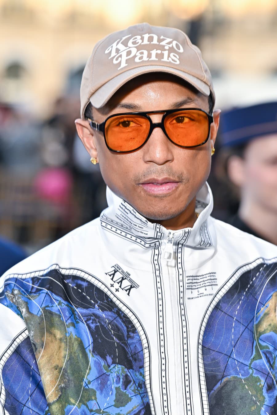 Pharrell Williams vyzerá 20