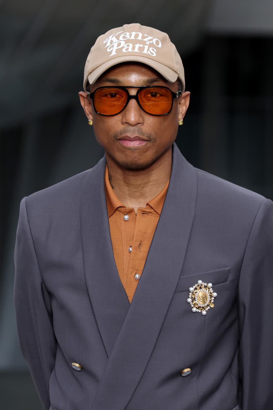 Pharrell Williams vyzerá 20