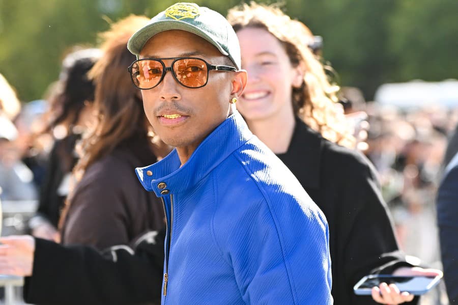 Pharrell Williams vyzerá 20