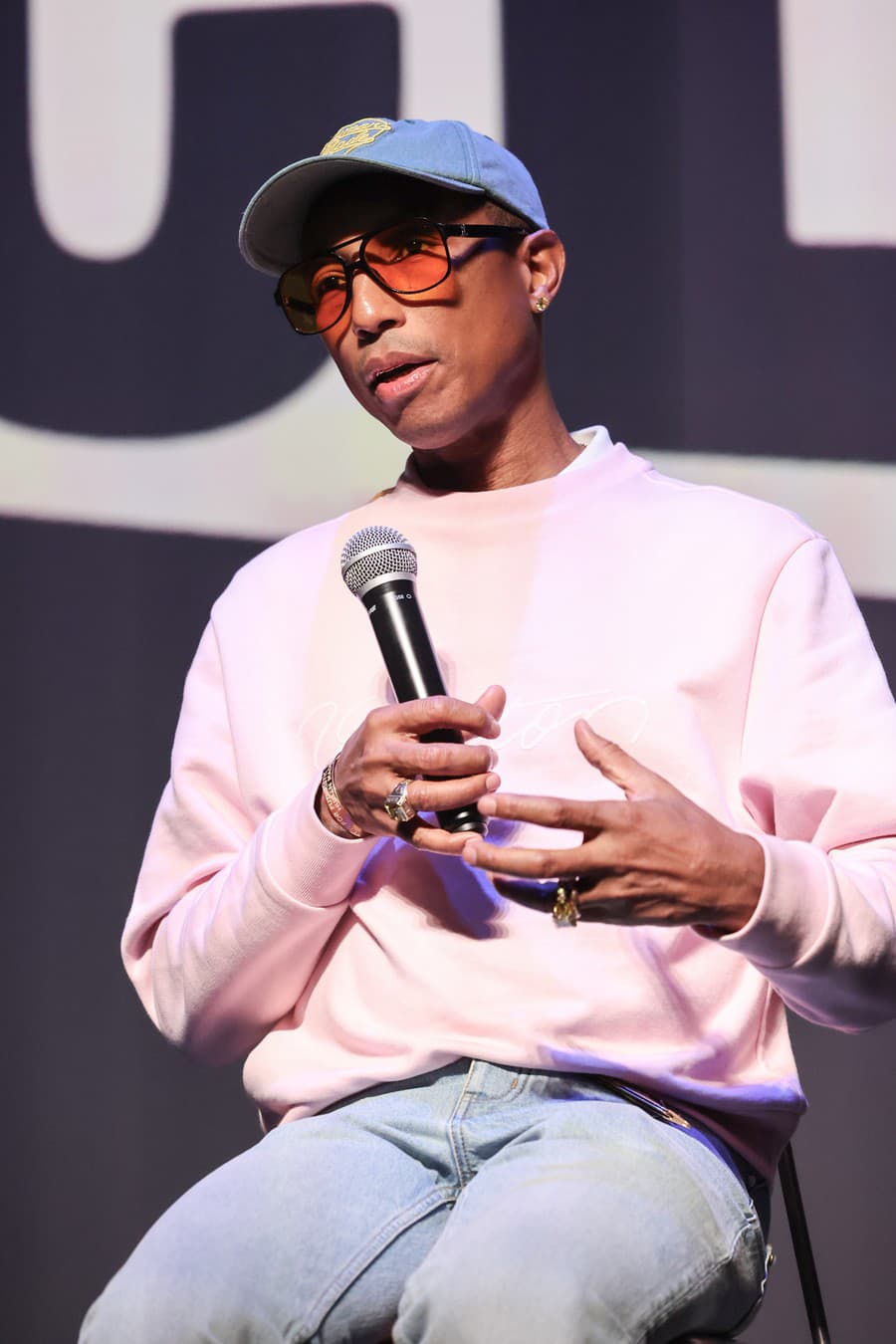 Pharrell Williams vyzerá 20