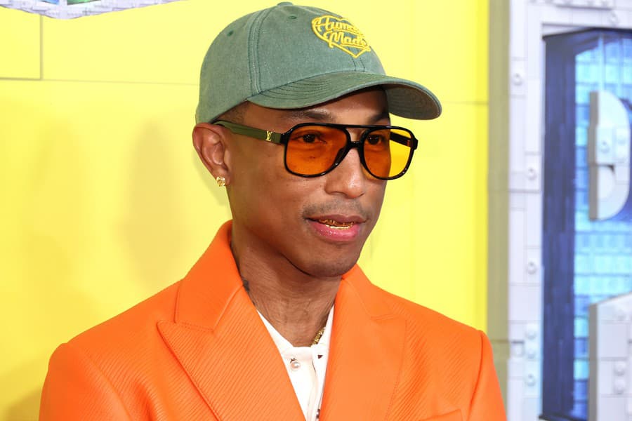 Pharrell Williams vyzerá 20