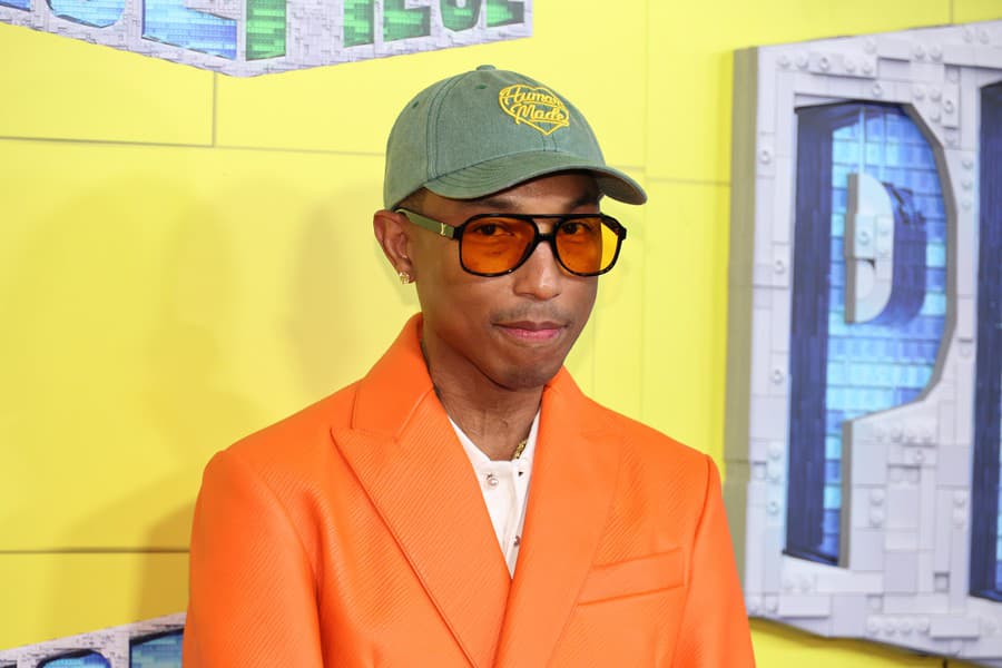 Pharrell Williams vyzerá 20