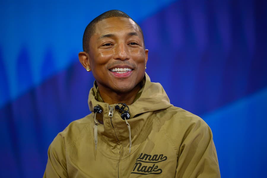 Pharrell Williams vyzerá 20