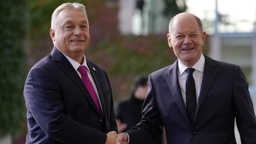 Maďarský premiér Viktor Orbán a nemecký kancelár Olaf Scholz počas privítania v Berlíne v pondelok 14. októbra 2024.