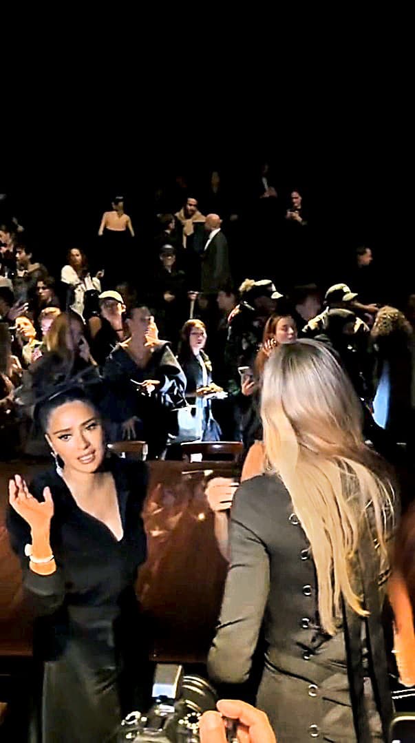 Kým Nicole bozkávala na líca speváčku Katy Perry, Hayek sa ospravedlnila fotografom.