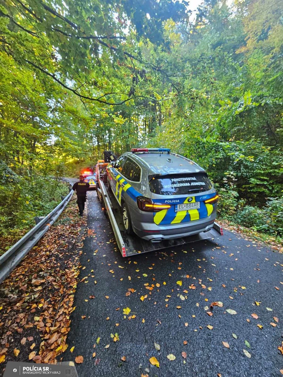 Motocyklista narazil do policajného