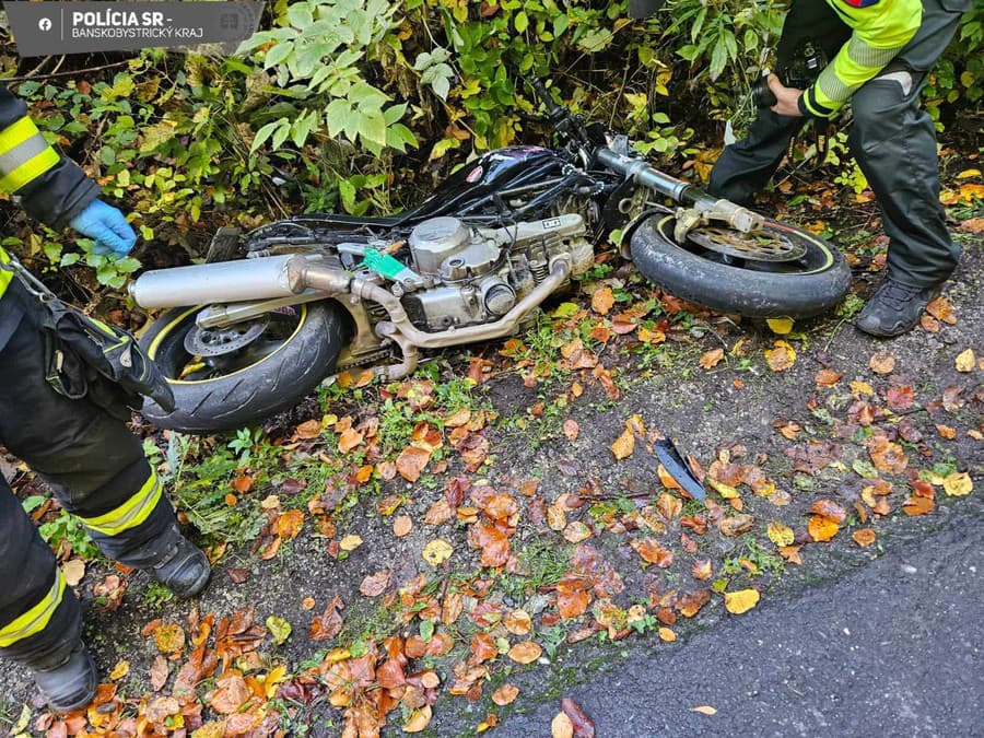 Motocyklista narazil do policajného