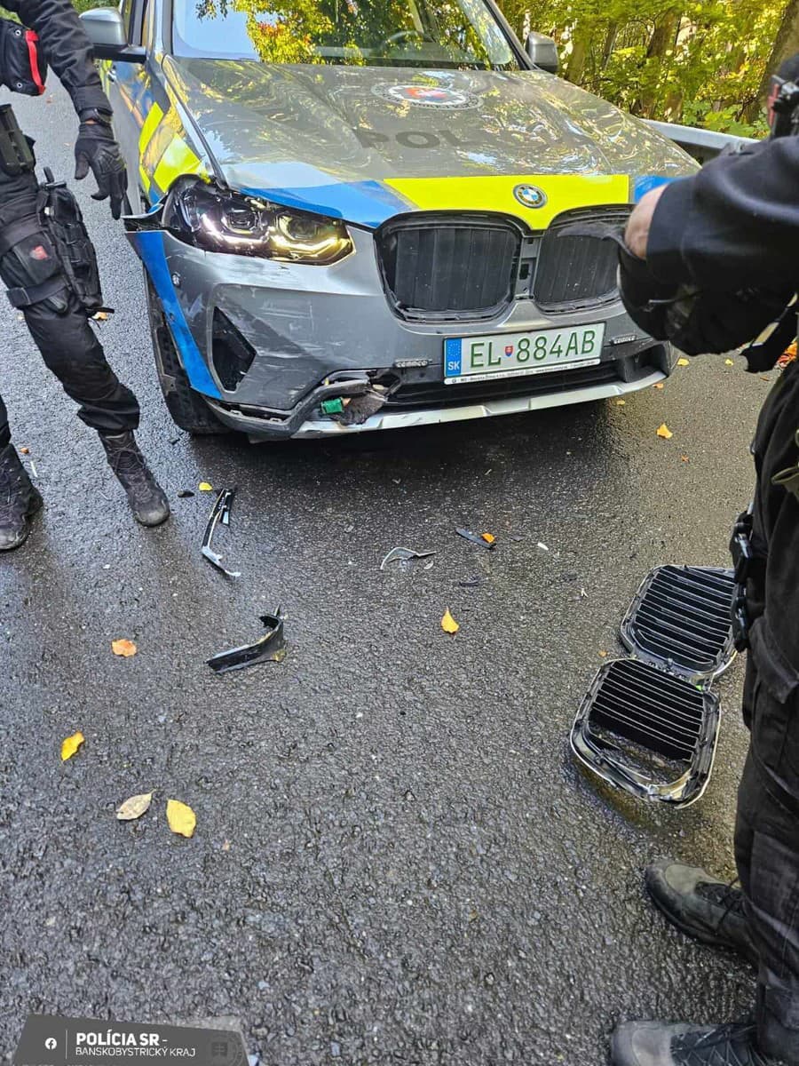 Motocyklista narazil do policajného