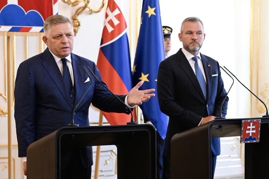 Premiér Robert Fico (vľavo)