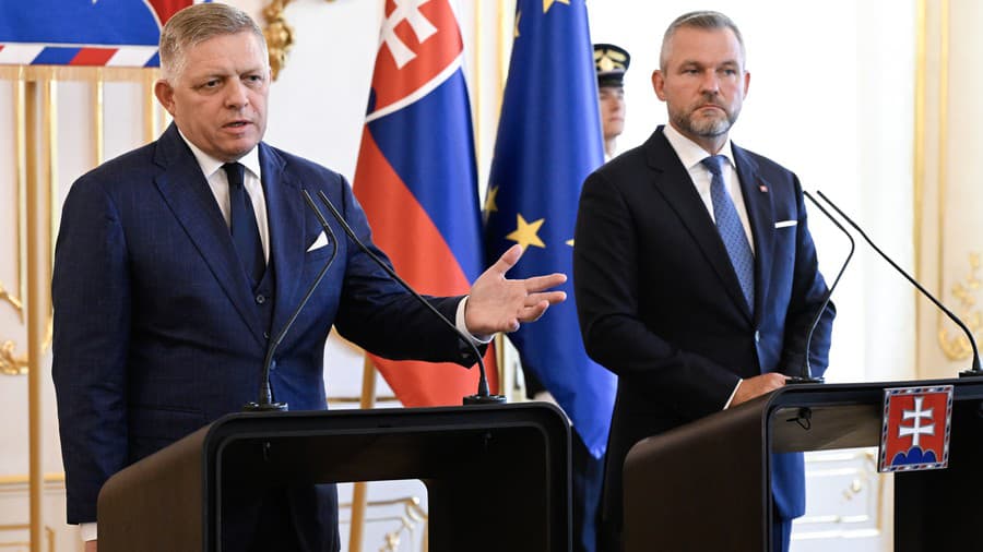 Premiér Robert Fico (vľavo)