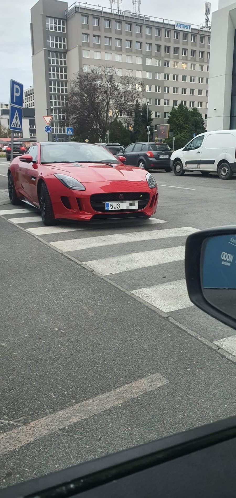 Vodič zaparkoval na priechode pre chodcov.