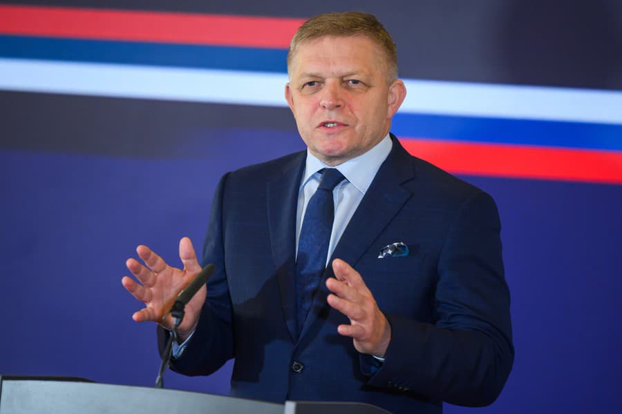 Robert Fico počas tlačovej