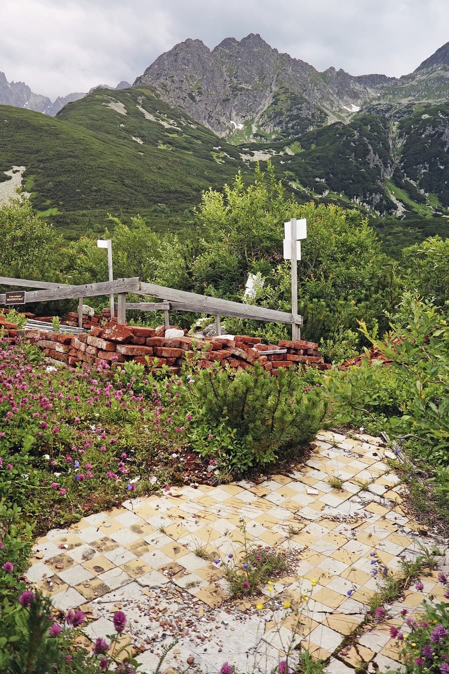 V súčasnosti sú na jej mieste len zvyšky základov. 