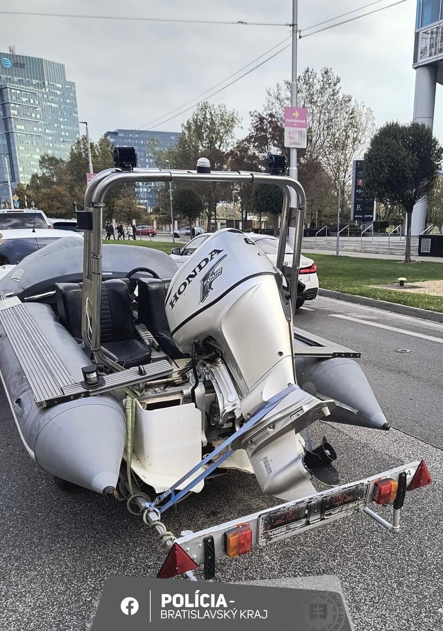 Policajtom bratislavskej krajskej kriminálky sa včera podarilo zadržať tri osoby v súvislosti s trestnou činnosťou spáchanou v Rakúsku ako aj na Slovensku. 