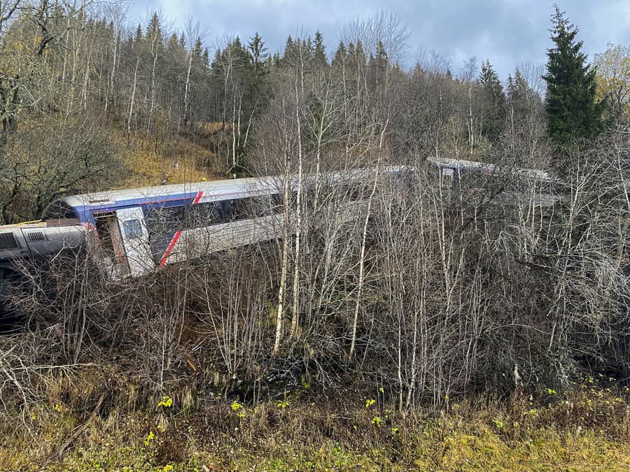 Na snímke osobný vlak, ktorý sa vykoľajil na severe Nórska.