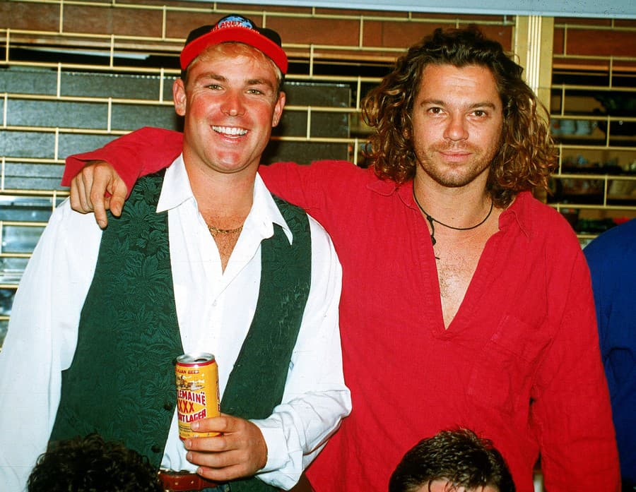 Michael Hutchence († 37) vpravo, líder kapely INXS.