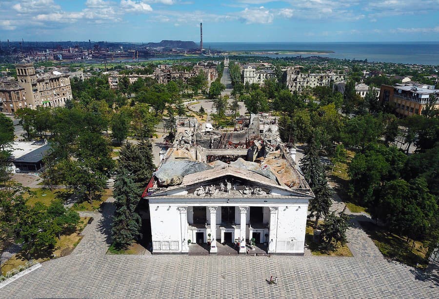 Pri bombardovaní divadla v Mariupole zomrelo takmer 600 ľudí.