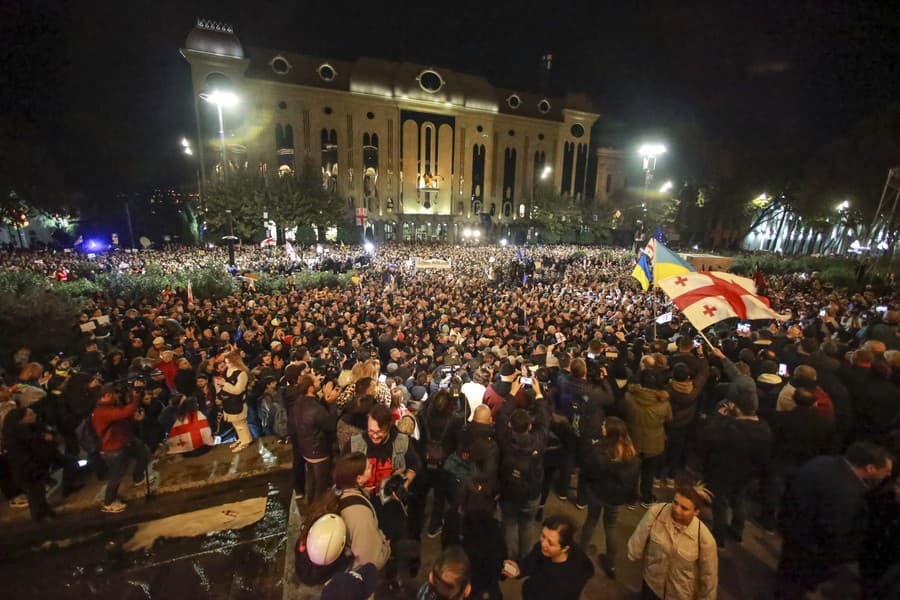 Demonštranti mávajú gruzínskymi a