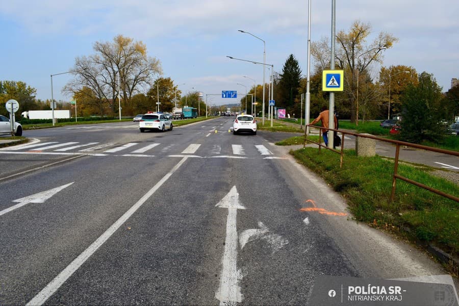 Tragická dopravná nehoda v Leviciach. 66-ročná chodkyňa zraneniam v nemocnici podľahla. 