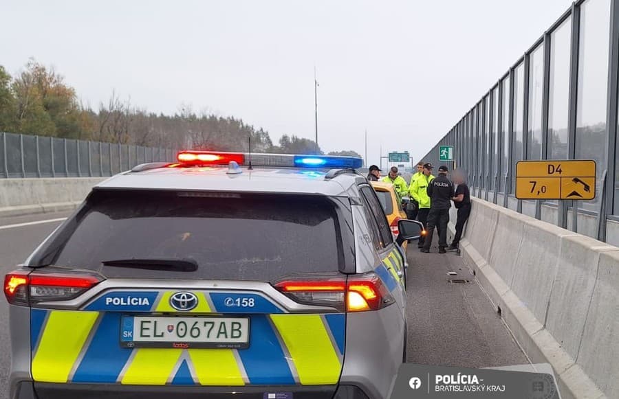 Policajné hliadky sa začali presúvať na miesto, kde sa im na Lužnom Moste podarilo podozrivé vozidlo zastaviť.