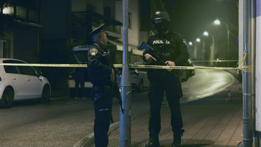 Bosnianski policajti strážia miestnu