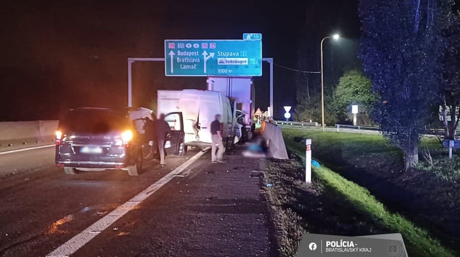 Pri nočnej nehode dodávky a kamióna na diaľnici D2 zomrel jeden vodič.