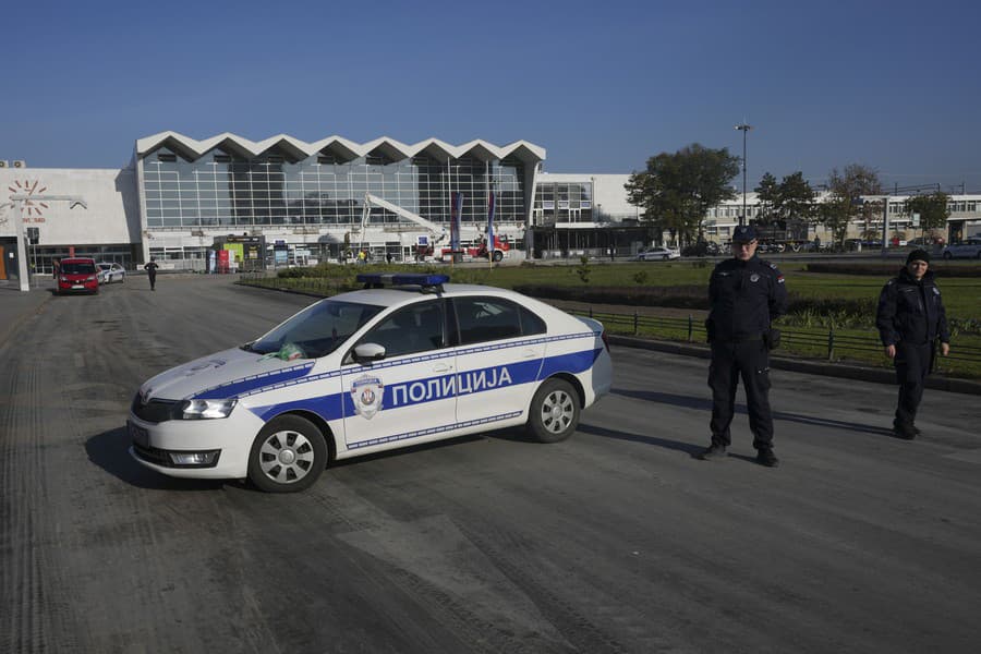 Policajti hliadkujú pred železničnou