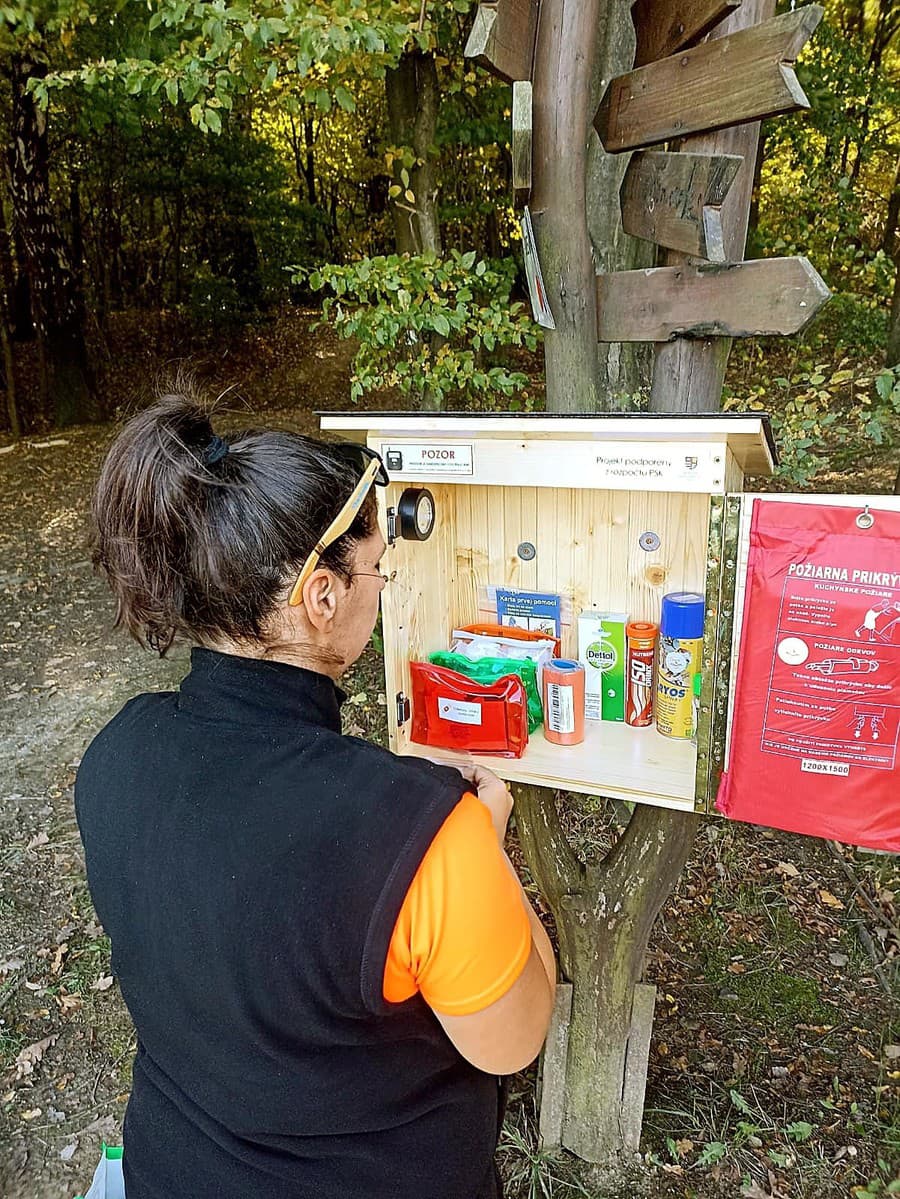 Lekárničky obsahujú základné pomôcky, tie môžu turisti po použití i doplniť