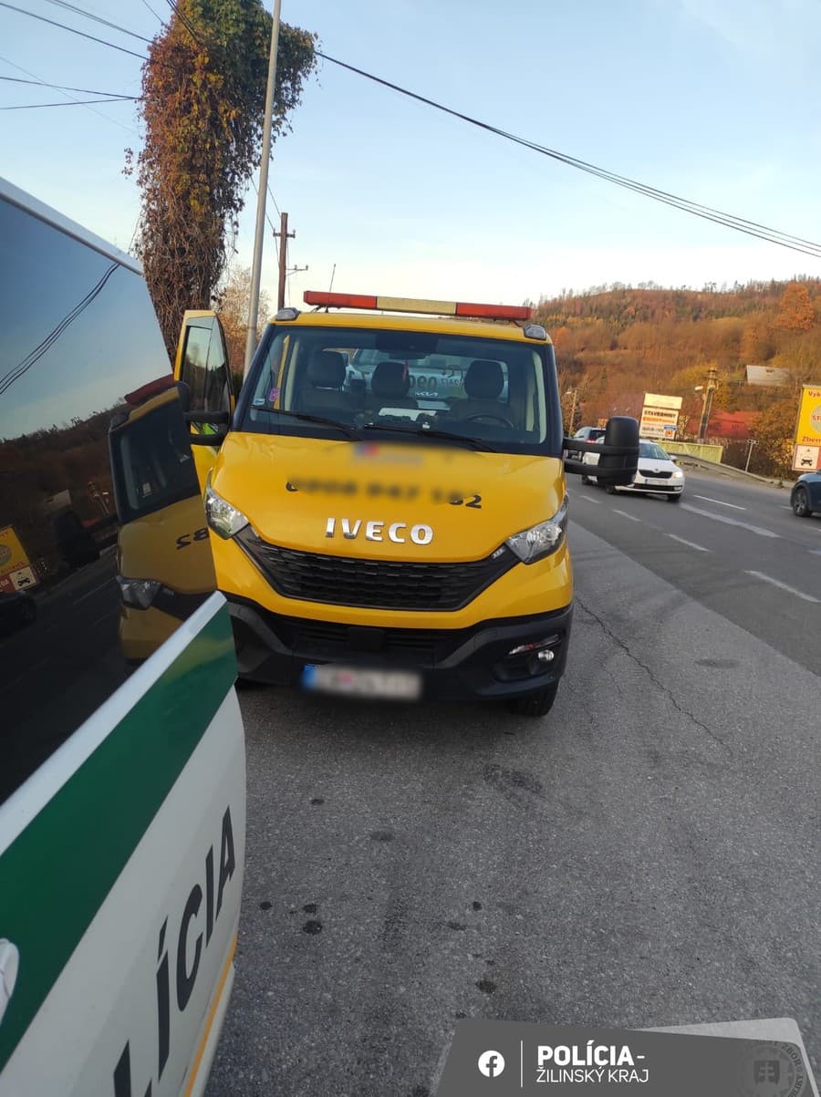 Vodič odťahovej služby si napriek zákazu šoférovania sadol za volant.