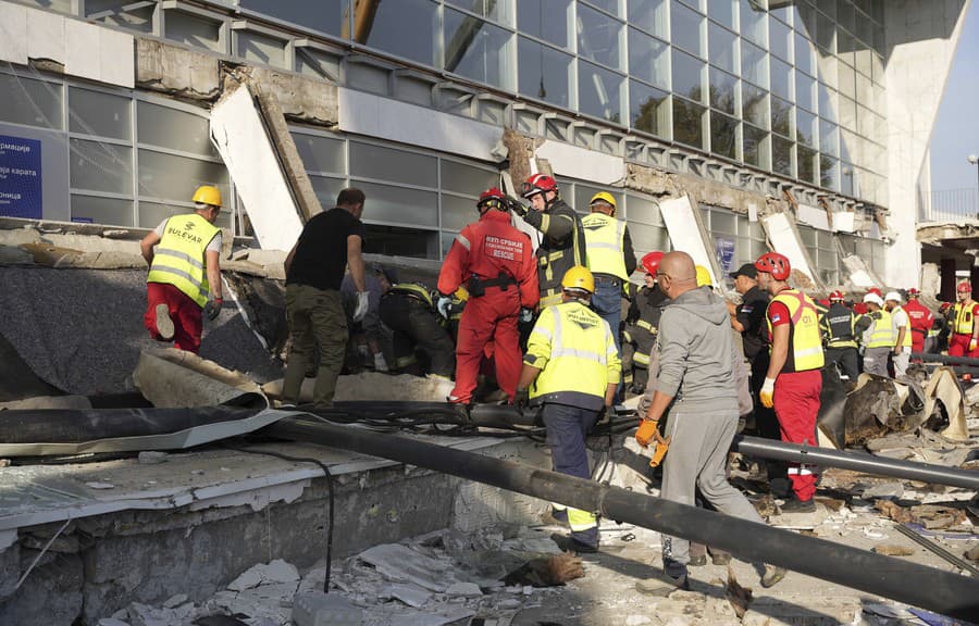 Niekoľkotonová strecha zavalila 14