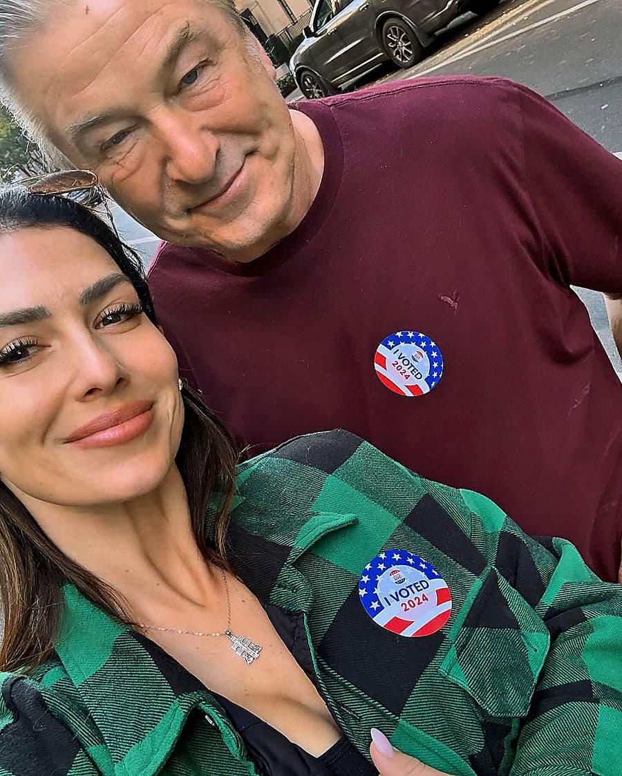 Alec Baldwin: Po hlasovaní sa odfotil s manželkou Hilariou a vyzval ľudí k rozumnej voľbe.