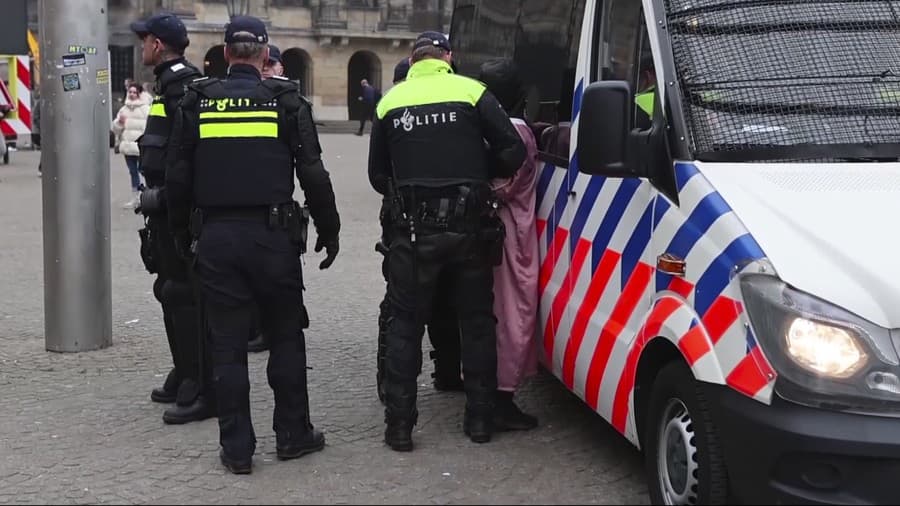 Na snímke z policajného