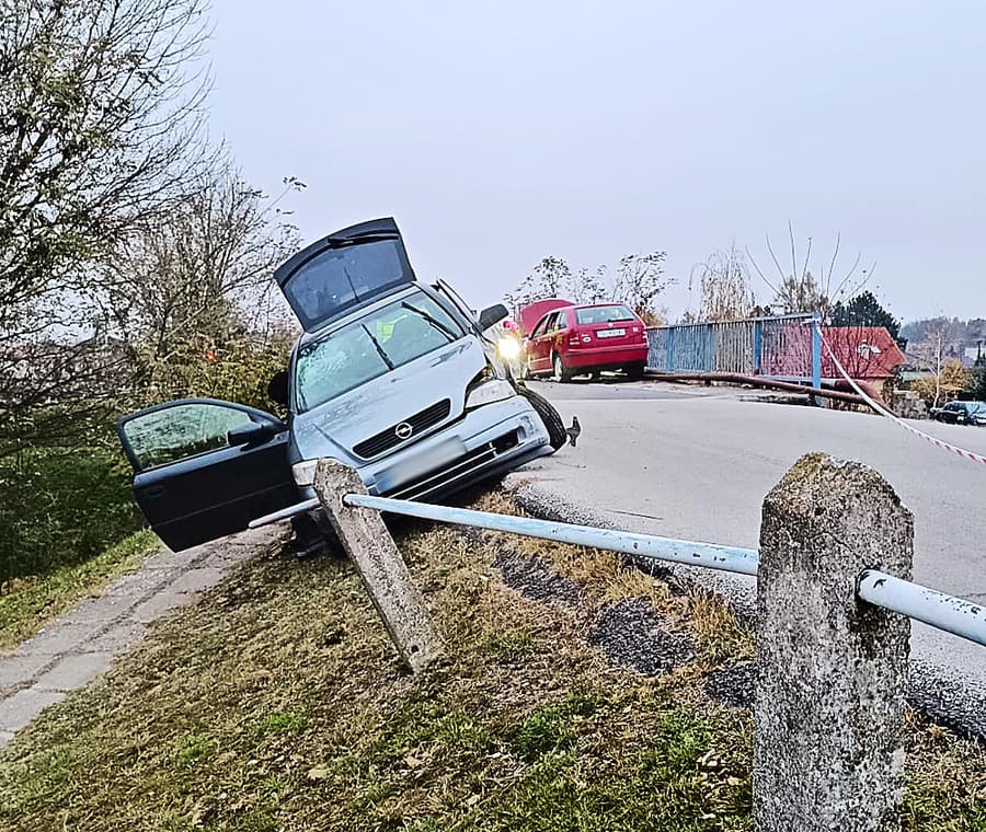 Na železničnom moste došlo k zrážke, po ktorej posádka prenasledovaného Opla ďalej unikala.