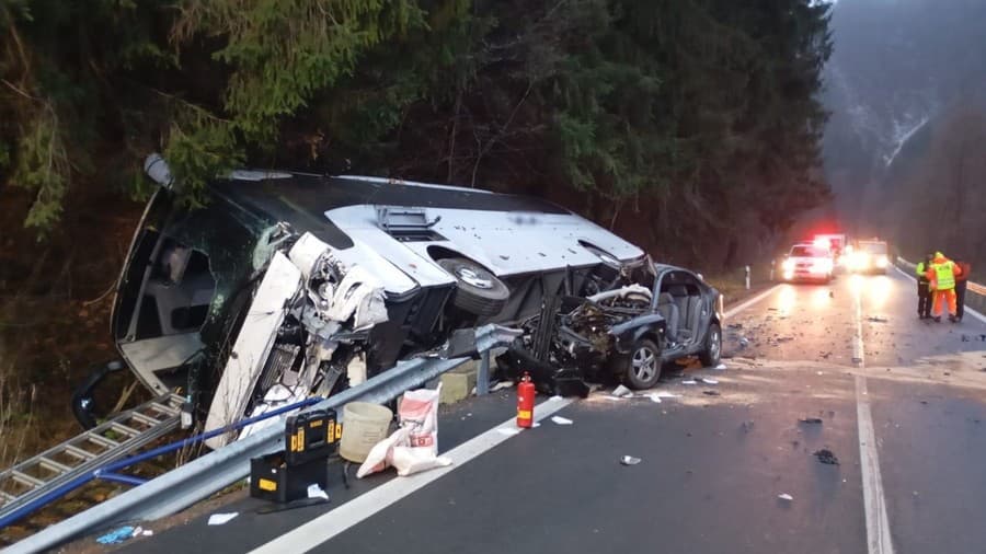 Na ceste sa zrazil autobus s osobným vozidlom, evidované sú aj zranené osoby.