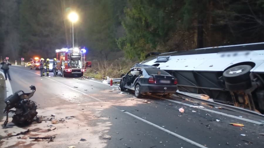 Na ceste sa zrazil autobus s osobným vozidlom, evidované sú aj zranené osoby.