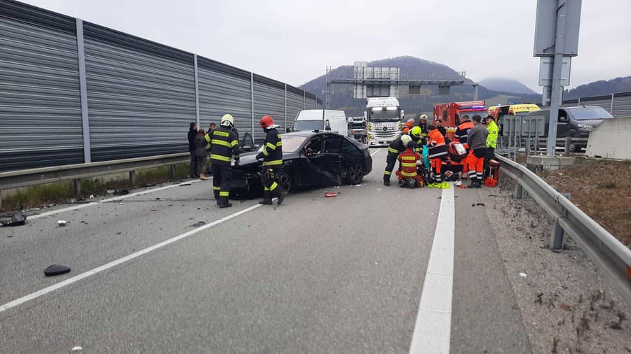 Po dopravnej nehode dvoch áut pri Žiline zostal 44-ročný vodič v bezvedomí.