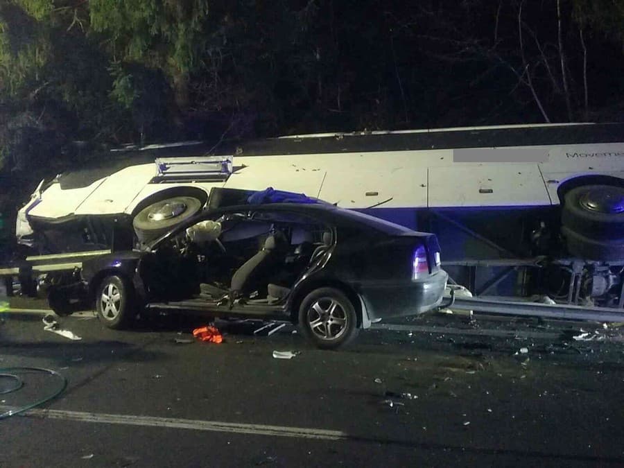 Pri tragickej zrážke autobusu