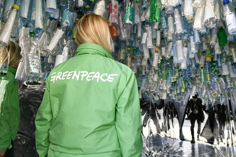 Snímka z predstavenia plastovej umeleckej inštalácie Greenpeace Slovensko pred Starou tržnicou.