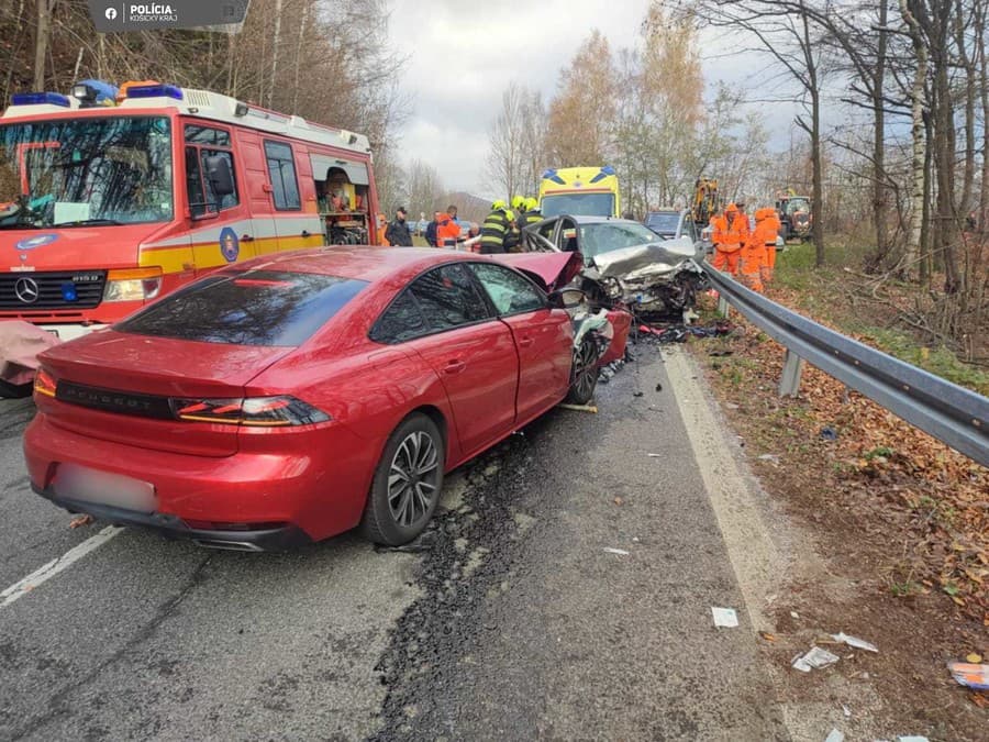 Následky čelnej zrážky dvoch osobných motorových vozidiel smerom na Košice.