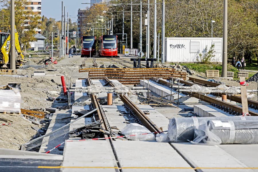 Projekt novej električková trate v Petržalke malo mesto riadiť neefektívne.